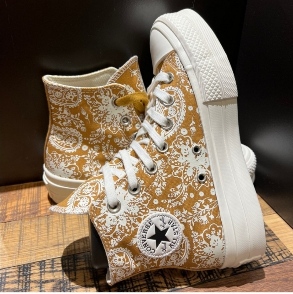 NWT Converse Platform High Tops - Picture 4 of 4